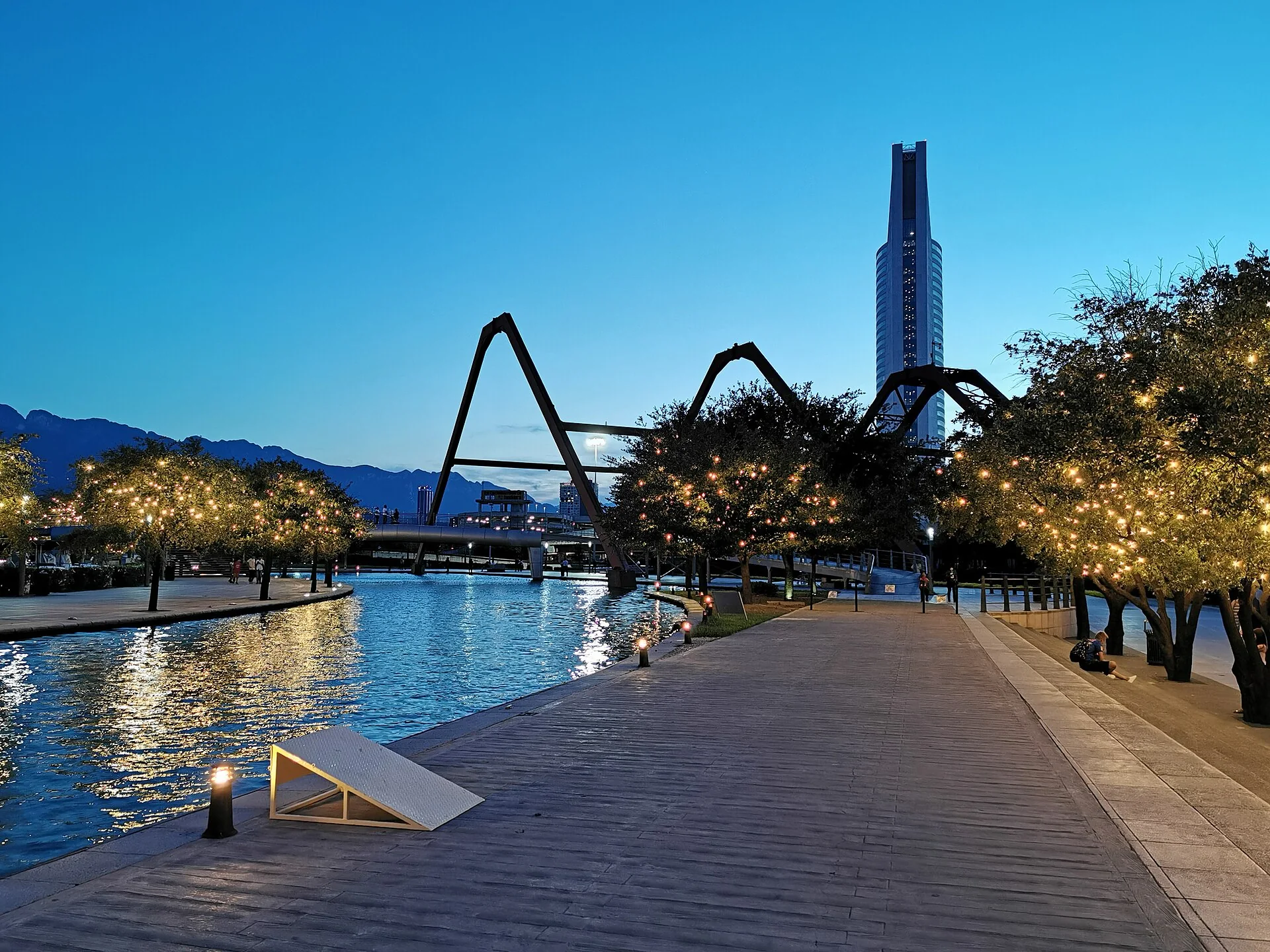 Paseo Santa Lucía al anochecer con luces reflejadas en el canal